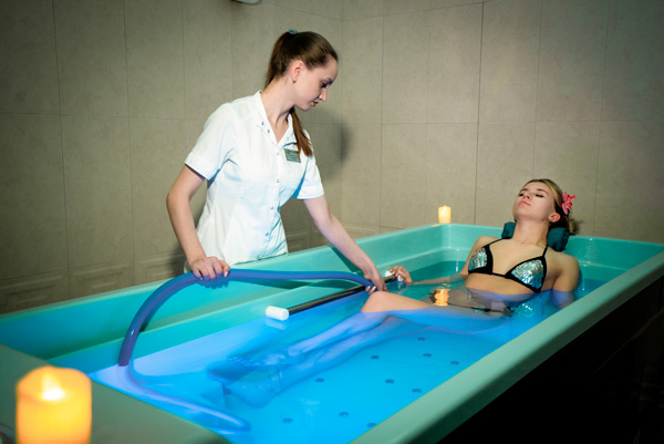 Горячие процедуры. Обертывание в спа салоне. Горячие процедуры. Спа травяными мешочками. Водолечение гидротерапия.